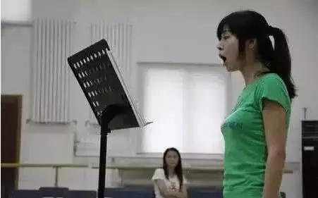 唱歌练声音的正确方法,唱歌每天怎样练哼鸣