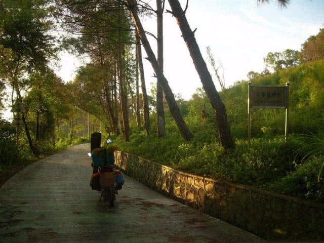 一个骑摩托车的钓鱼人，还真不是为了钓鱼