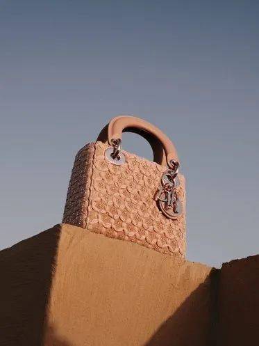 给迪奥一个机会，它就能带你邂逅浪漫秘境