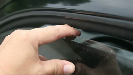 什么办法不让车钥匙忘车里面,车钥匙忘记带打开车门小技巧