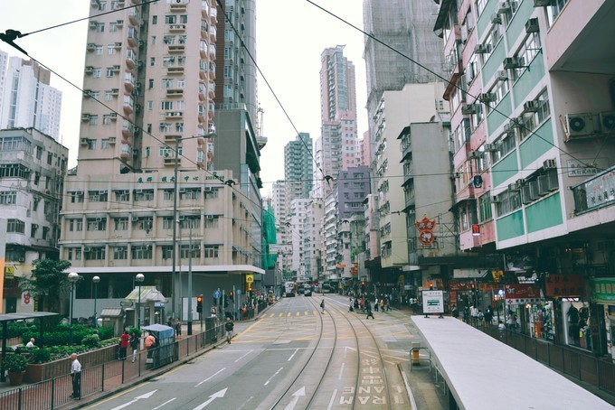 世界将我包围下一句,世界将我包围演唱