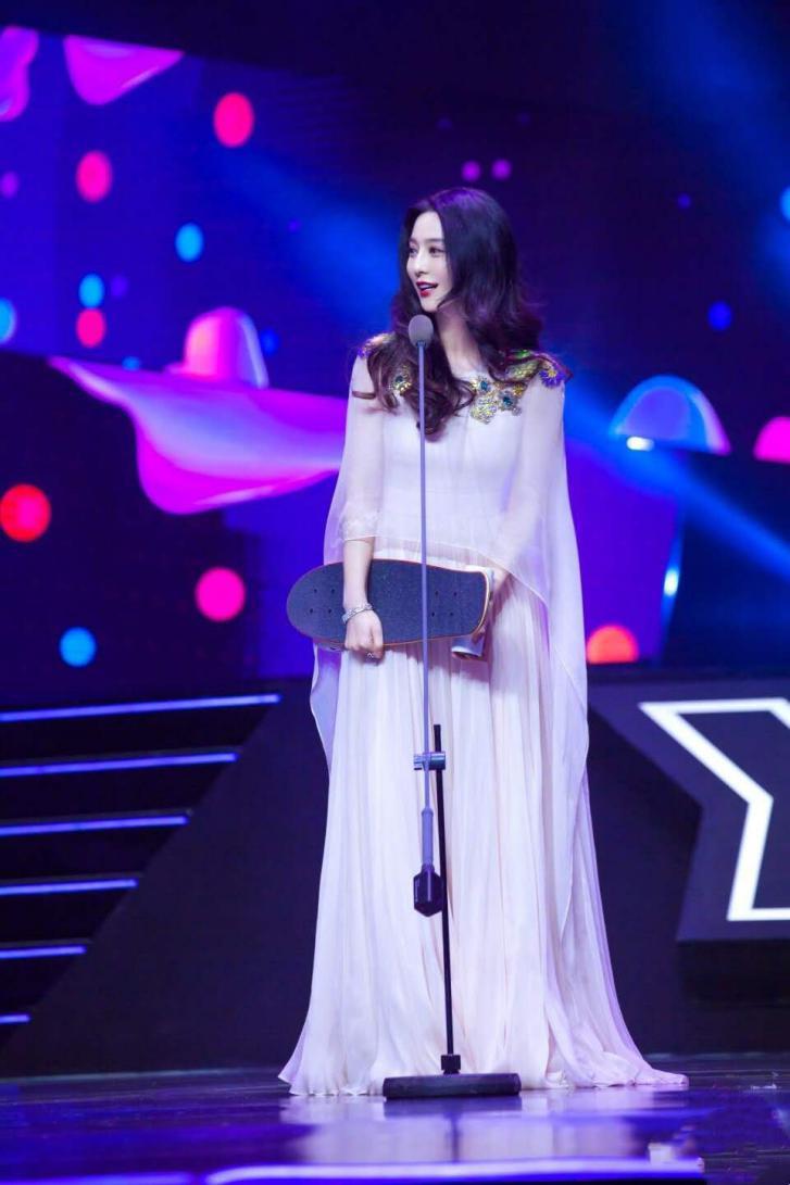 范冰冰穿深v白西装秀身材,范冰冰穿西装大背头照片