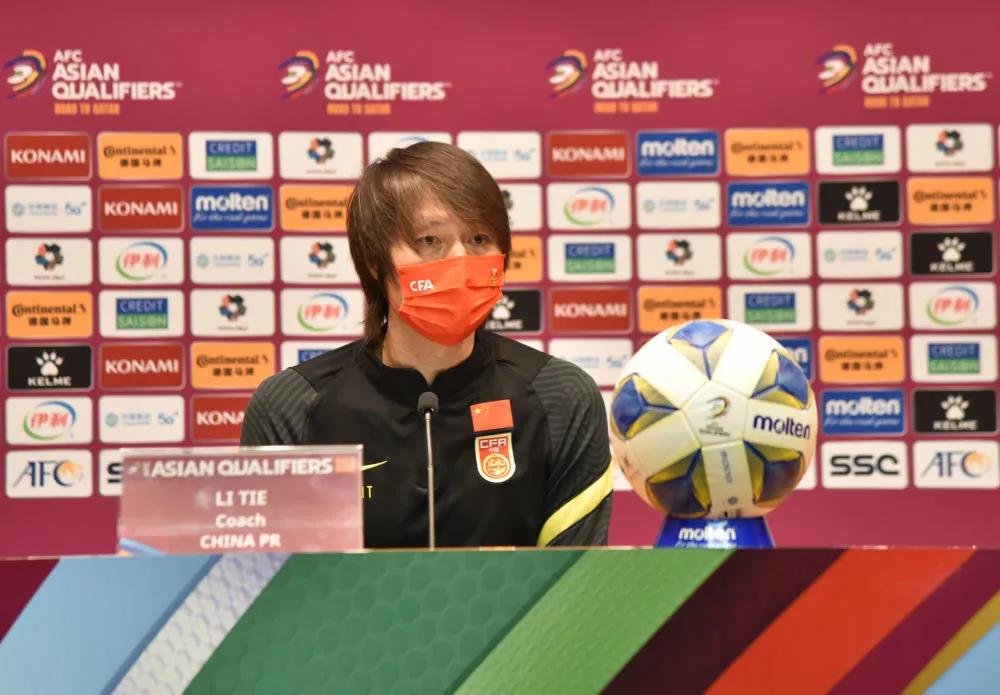 国足2-3憾负沙特队!主教练李铁:球员在上半场表现过于拘谨,但大家在落后的情况下没有放弃