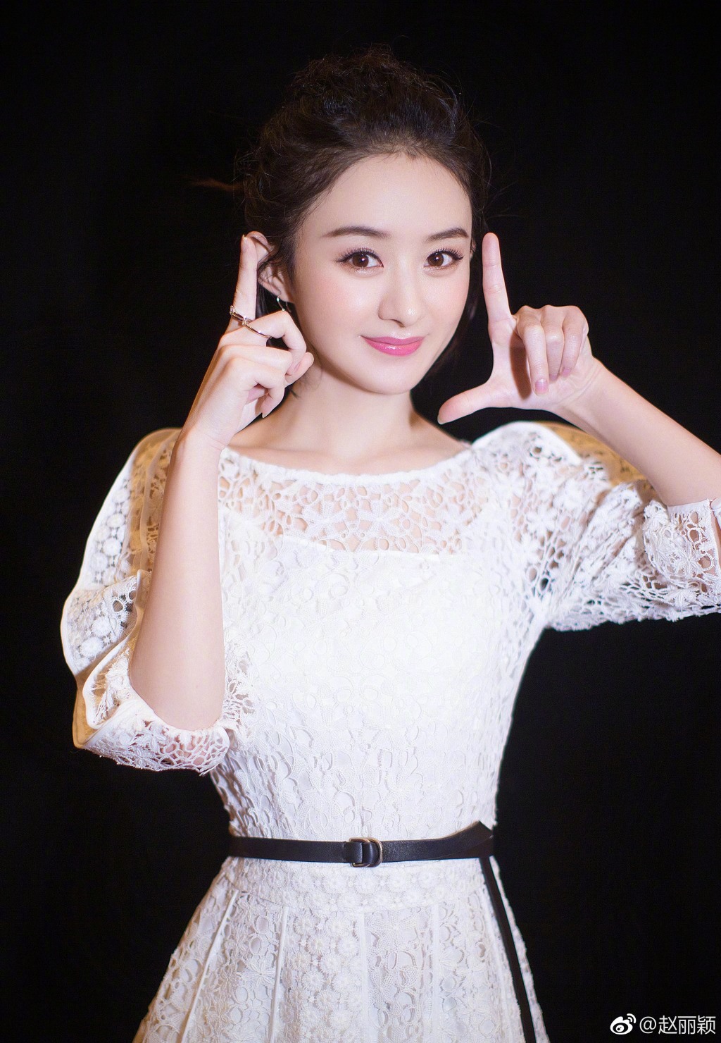 同样是穿“纸尿裤”，周冬雨加上王丽坤竟都不如赵丽颖时尚