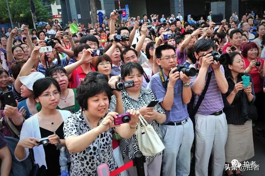 令人泪目的99张照片高考,高考家长等待图片