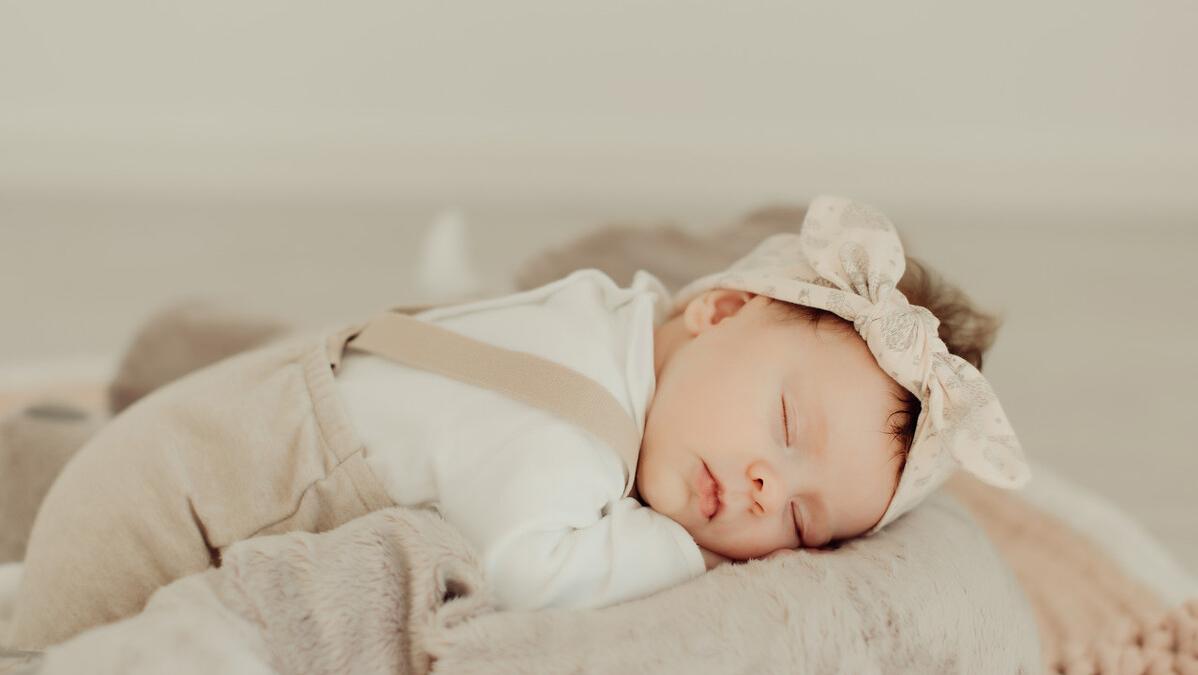 婴儿脱水热的症状及护理,新生儿脱水热是怎么回事