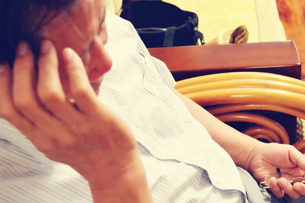 双手垫着后脑勺睡觉,双手垫在腰下面