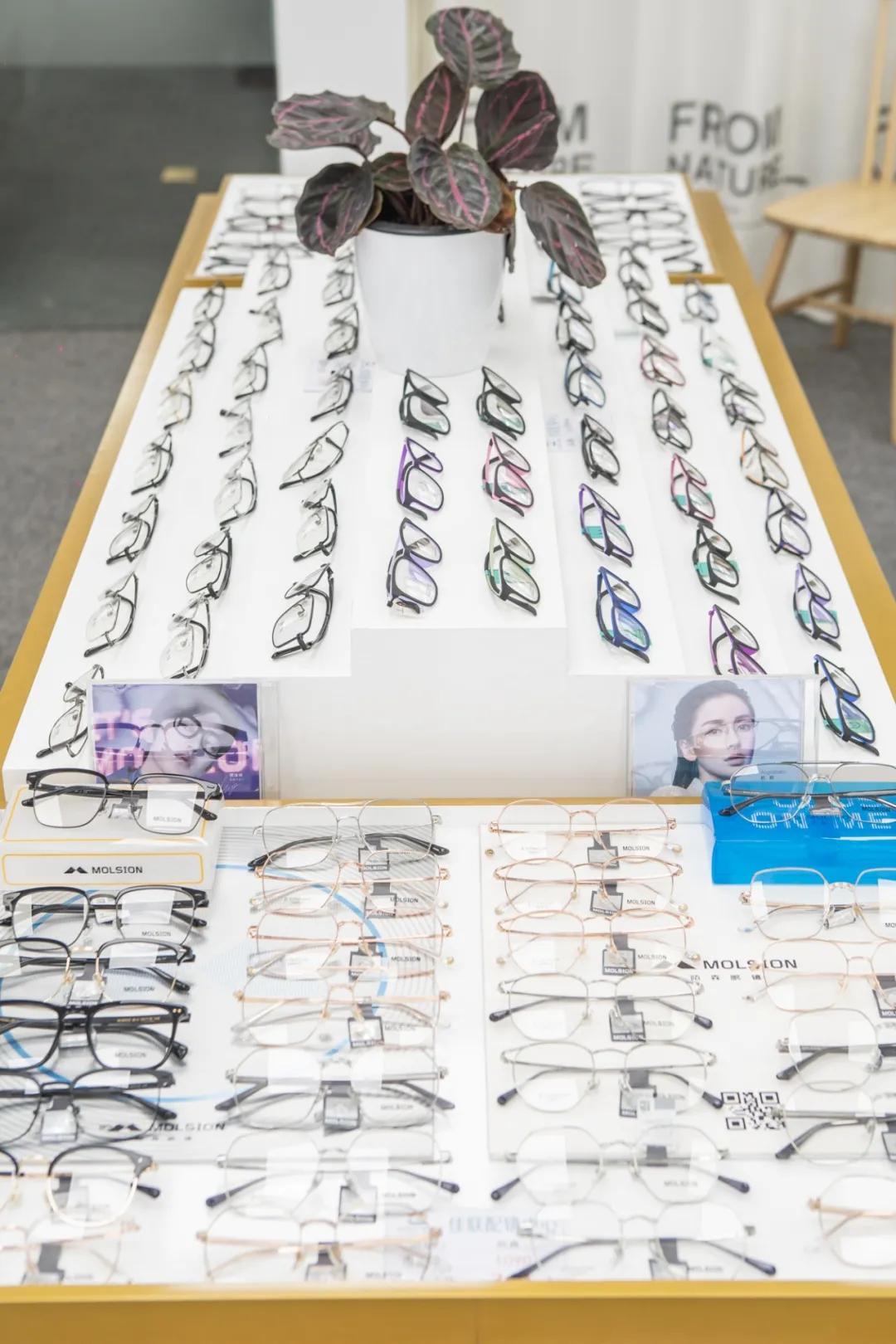 蔡司依视路眼镜店一般打几折,眼镜店蔡司依视路几折