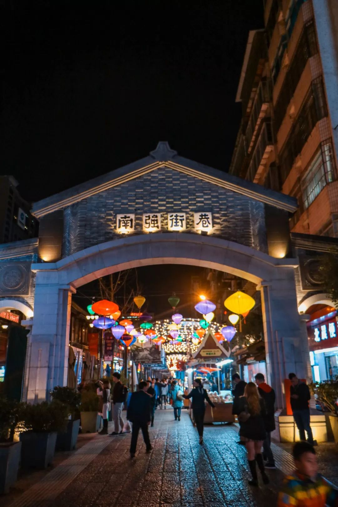 昆明的烟火气回来了！南屏街拟试点夜间外摆，路边摊可以有了，中央文明办宣布重大调整