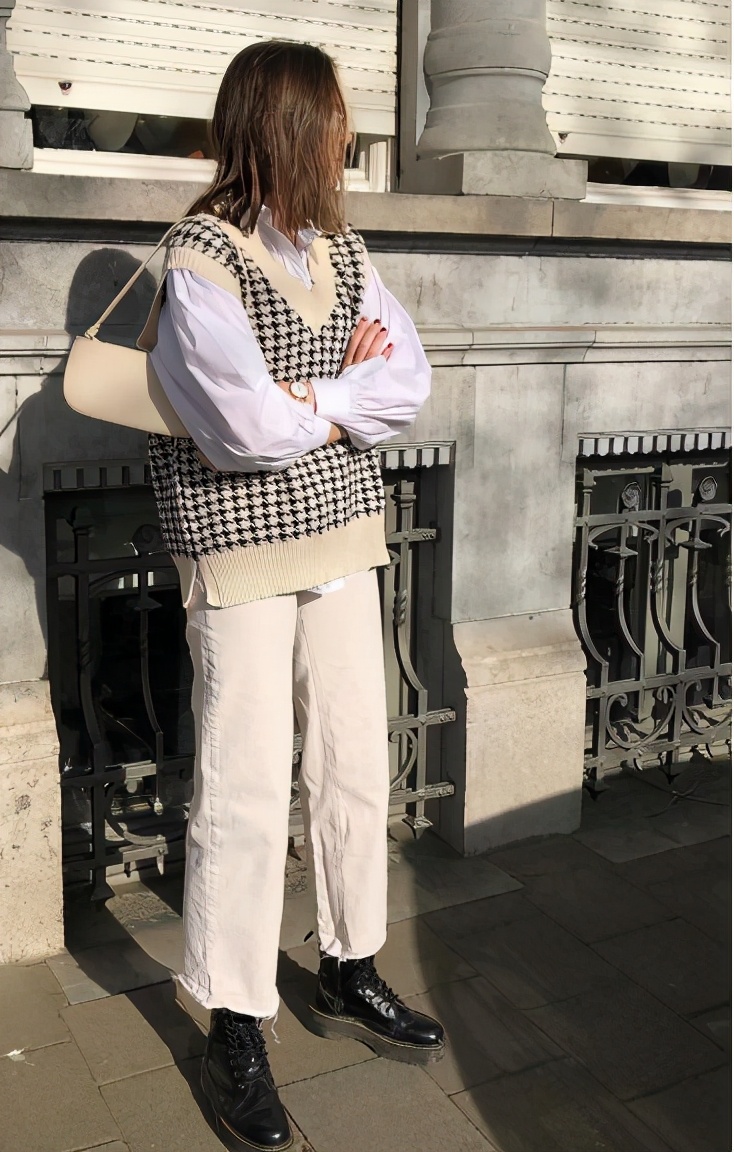 毛衣叠穿衬衫怎么穿更好看,毛衣衬衫叠穿搭配什么裤子