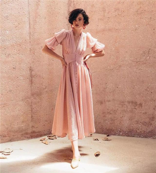 40岁女冬天穿什么颜色显年轻,四十岁穿什么颜色好看显年轻显白