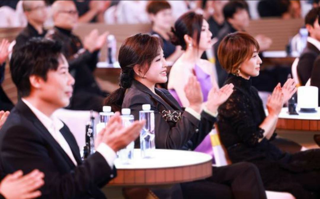 67岁刘晓庆穿白西装,刘晓庆终于认真穿搭了图片