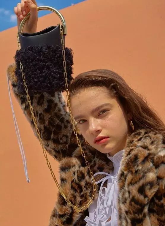 我花1000多块买的毛绒包，后来发现有点贵！