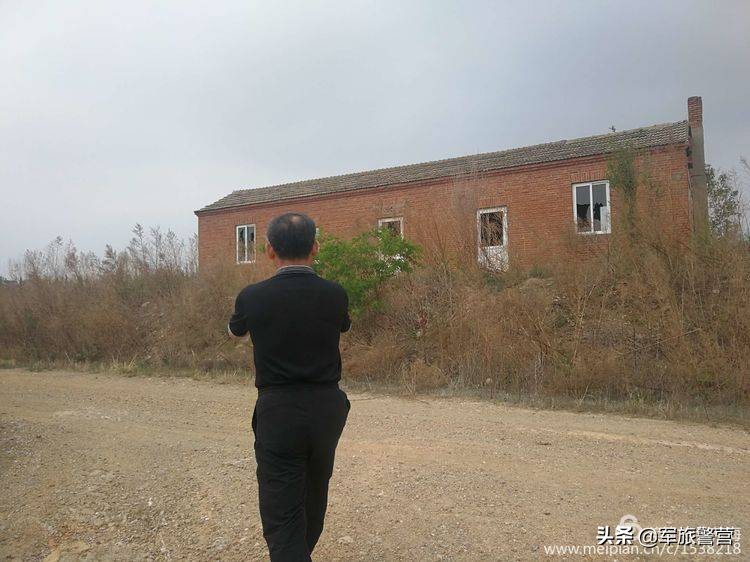 时隔多年老连长带老兵回归军营,三位老战友回忆当年军旅