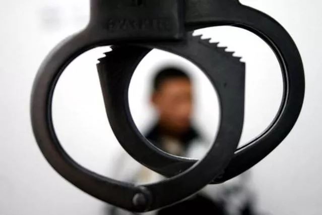 高安一女子被车撞死，死者亲属为索赔堵路，1人被拘8人被罚