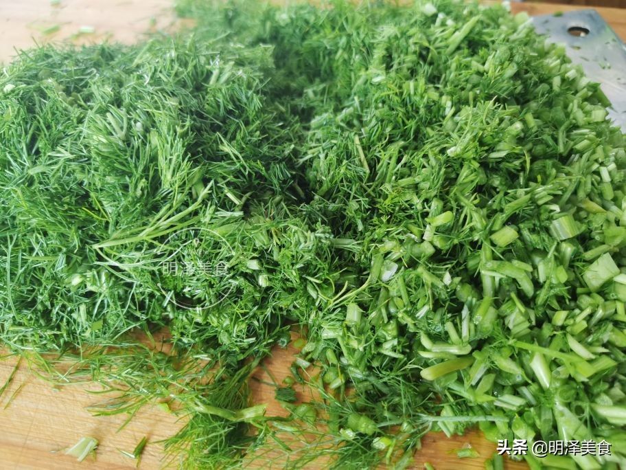 这种蔬菜很少生虫,用它做馅蒸包子,味道鲜香,我一次能吃四五个