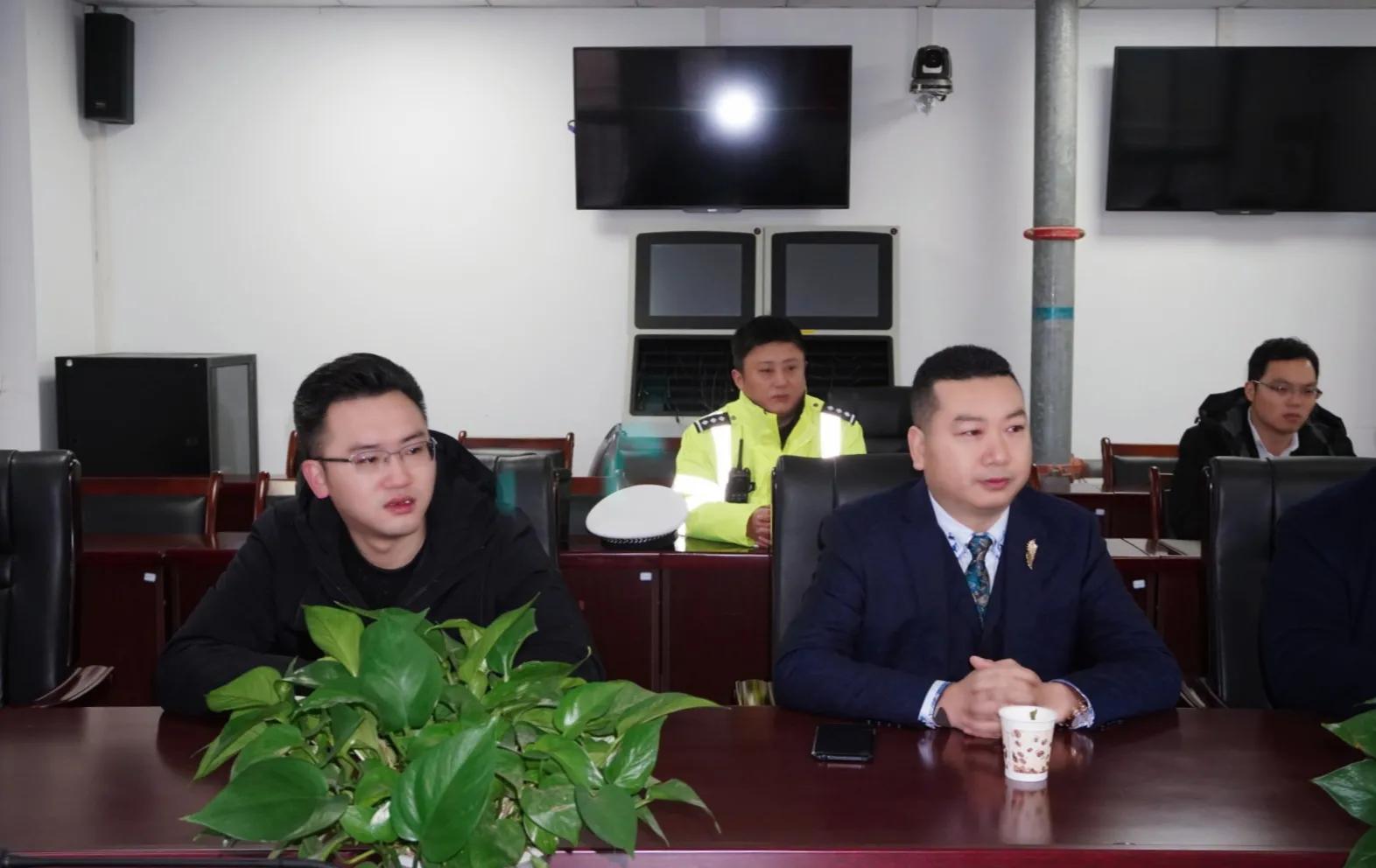 爱心企业送清凉慰问交警暖人心,爱心企业送温暖慰问一线交警