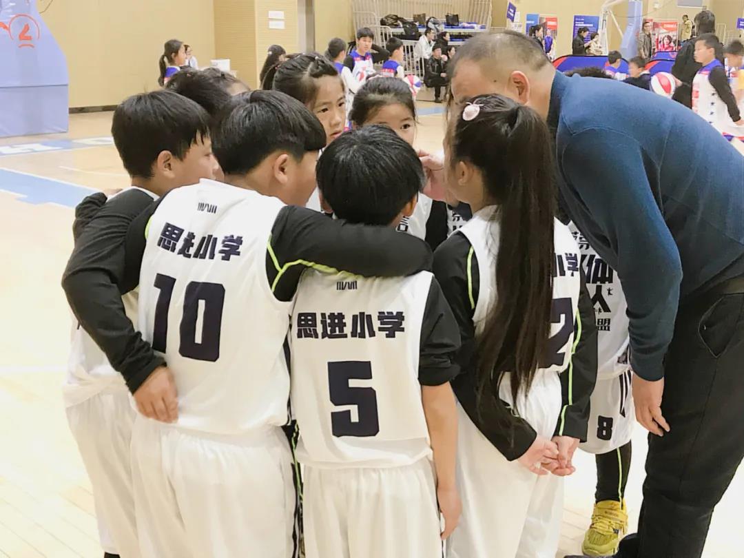 新闻周刊丨体育课数学老师教?当体育成为新“课时”以体育人如何破题?