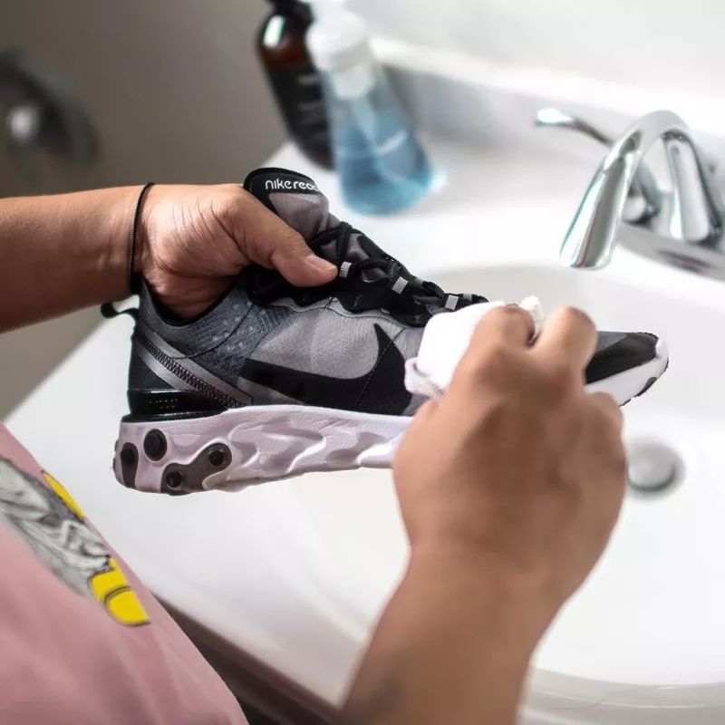 球鞋表面脏了怎么清理,球鞋脏了怎么修复