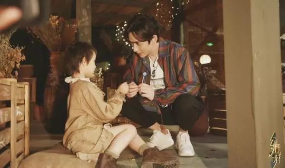 演员朱一龙不忘初心砥砺前行,朱一龙对演员职业始终保持敬畏