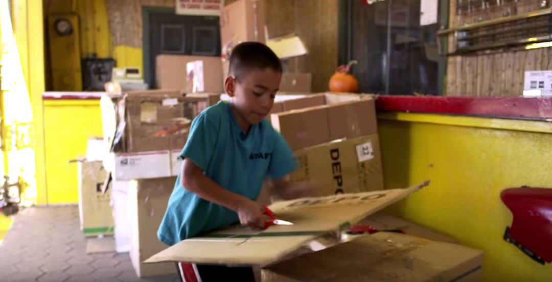 九岁的他用废纸箱建了个游乐场,结果全洛杉矶的人都来了……