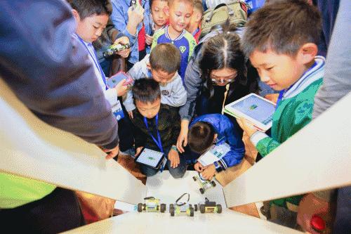 机器人团队激烈角逐,工业机器人团队比赛