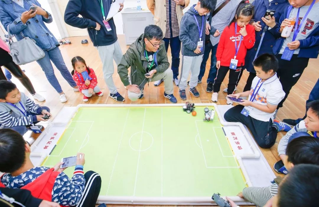 机器人团队激烈角逐,工业机器人团队比赛