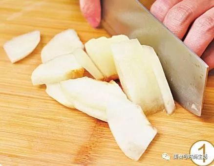 荸荠雪梨鸭汤，荸荠与雪梨甜脆多汁，搭配鸭肉煮汤，汤汁甜润可口，还可润肺止咳哦