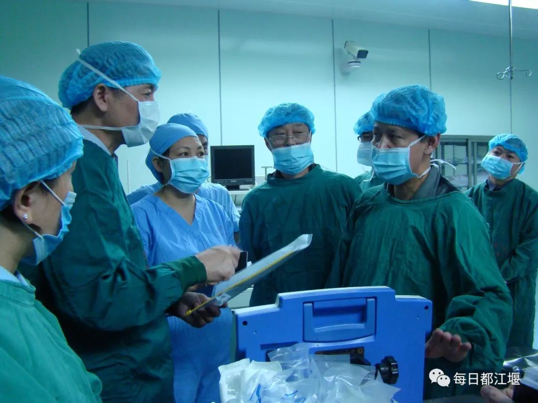 共饮一江水·携手献爱心｜上海市“医苑新星”青年医学人才都江堰公益义诊活动暨志愿者基地揭牌仪式在都江堰市举行