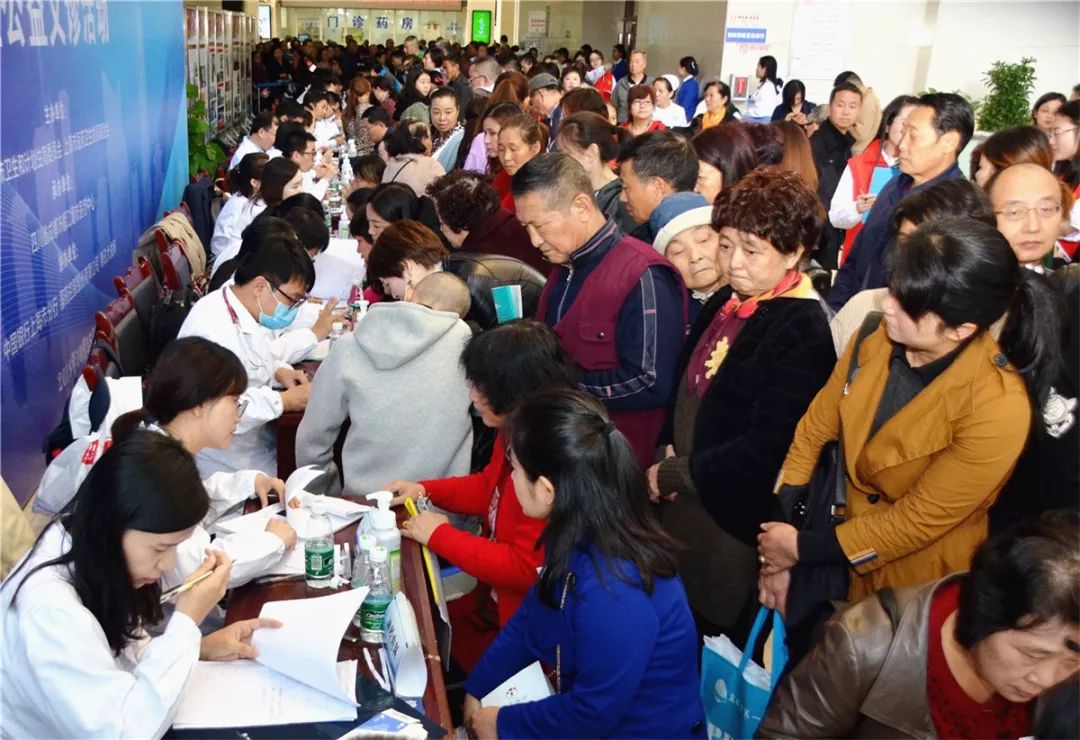 共饮一江水·携手献爱心｜上海市“医苑新星”青年医学人才都江堰公益义诊活动暨志愿者基地揭牌仪式在都江堰市举行