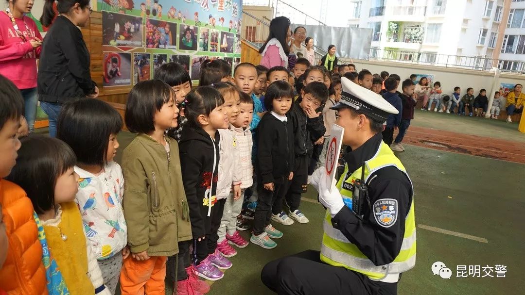 大手牵小手创文明,大手牵小手共创文明的内容