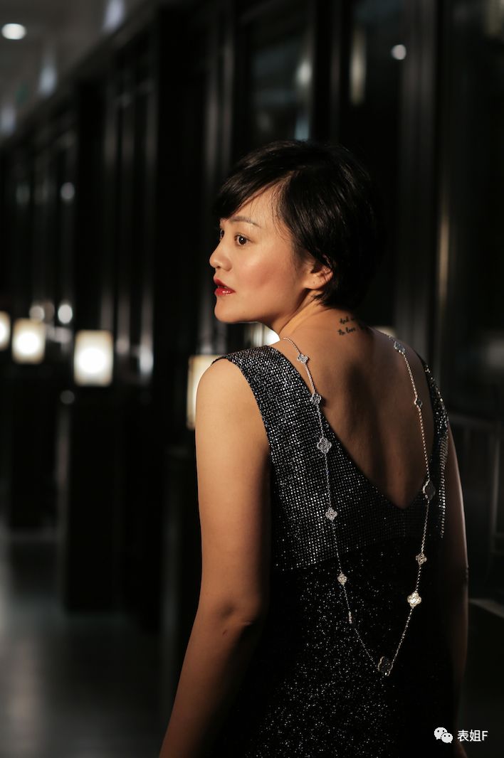 人人都在戴的银手镯,人人都在戴的耳机