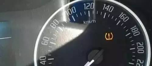 仪表盘三个救命灯亮起就必须停车,仪表盘故障灯哪个亮了要停车检查