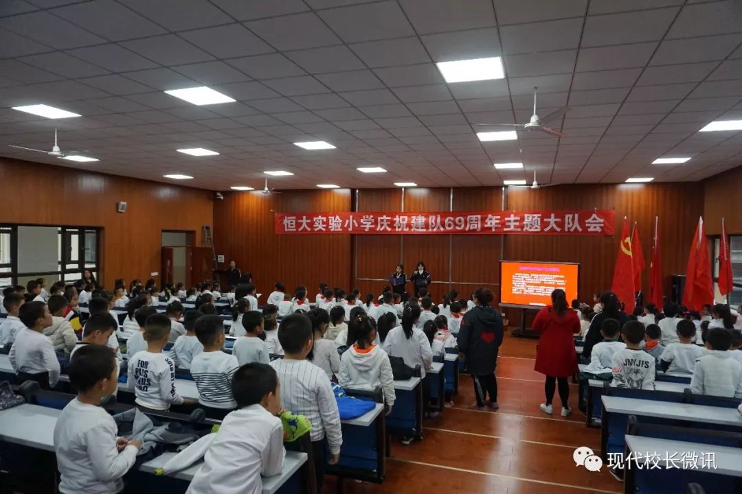 向国旗敬礼少先队建队日,致敬红领巾喜迎建队日