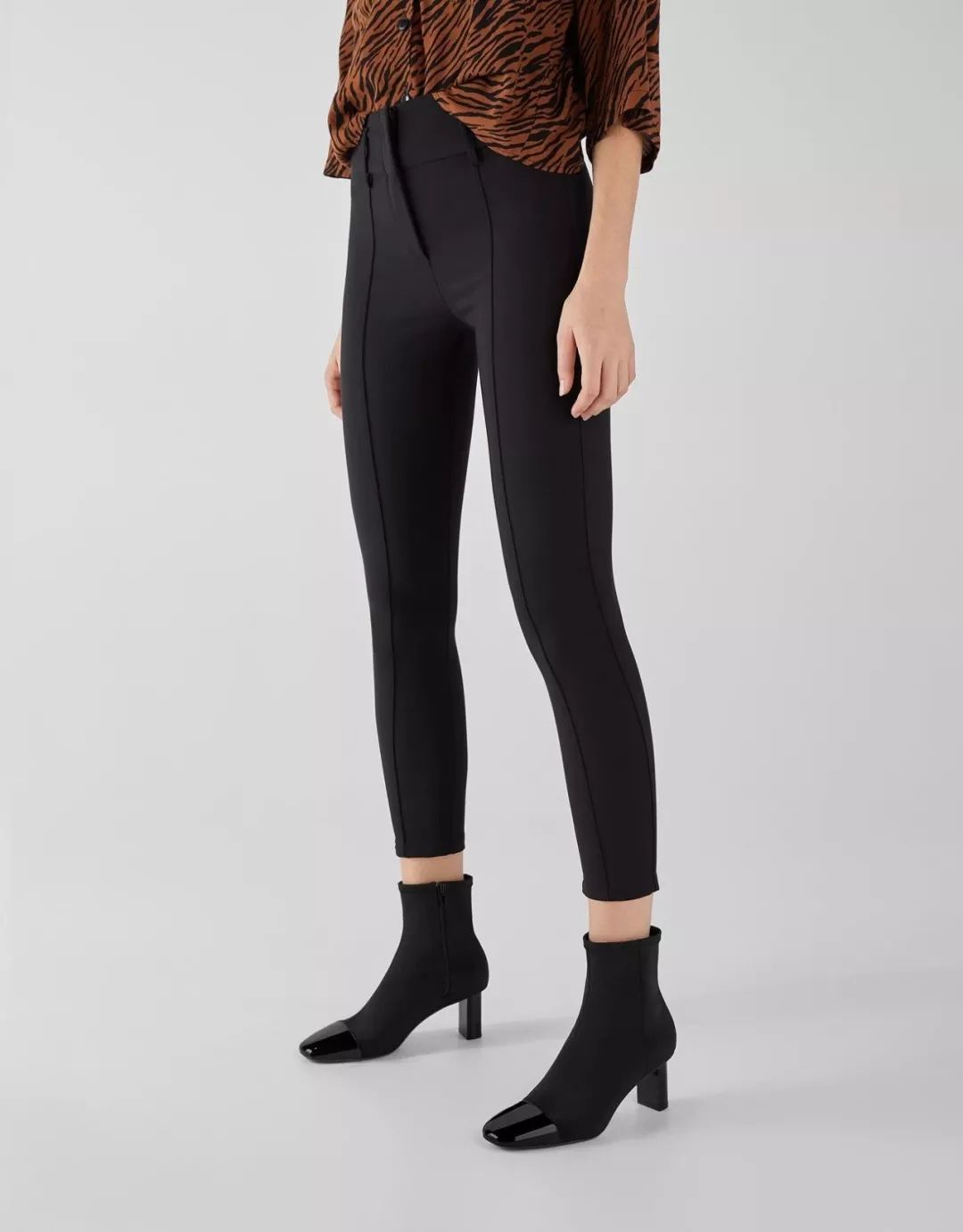 气场全开帅气,搭配黑色皮衣高跟短筒靴霸气个性