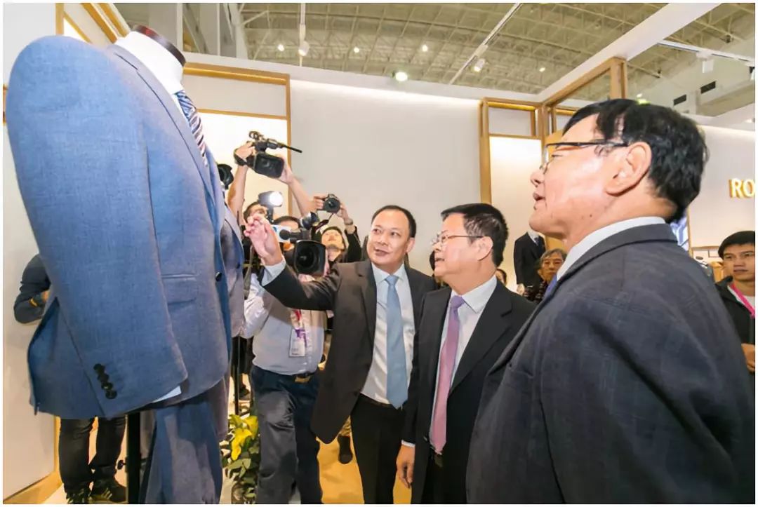 “国服”罗蒙超时空对话剑指“新零售”