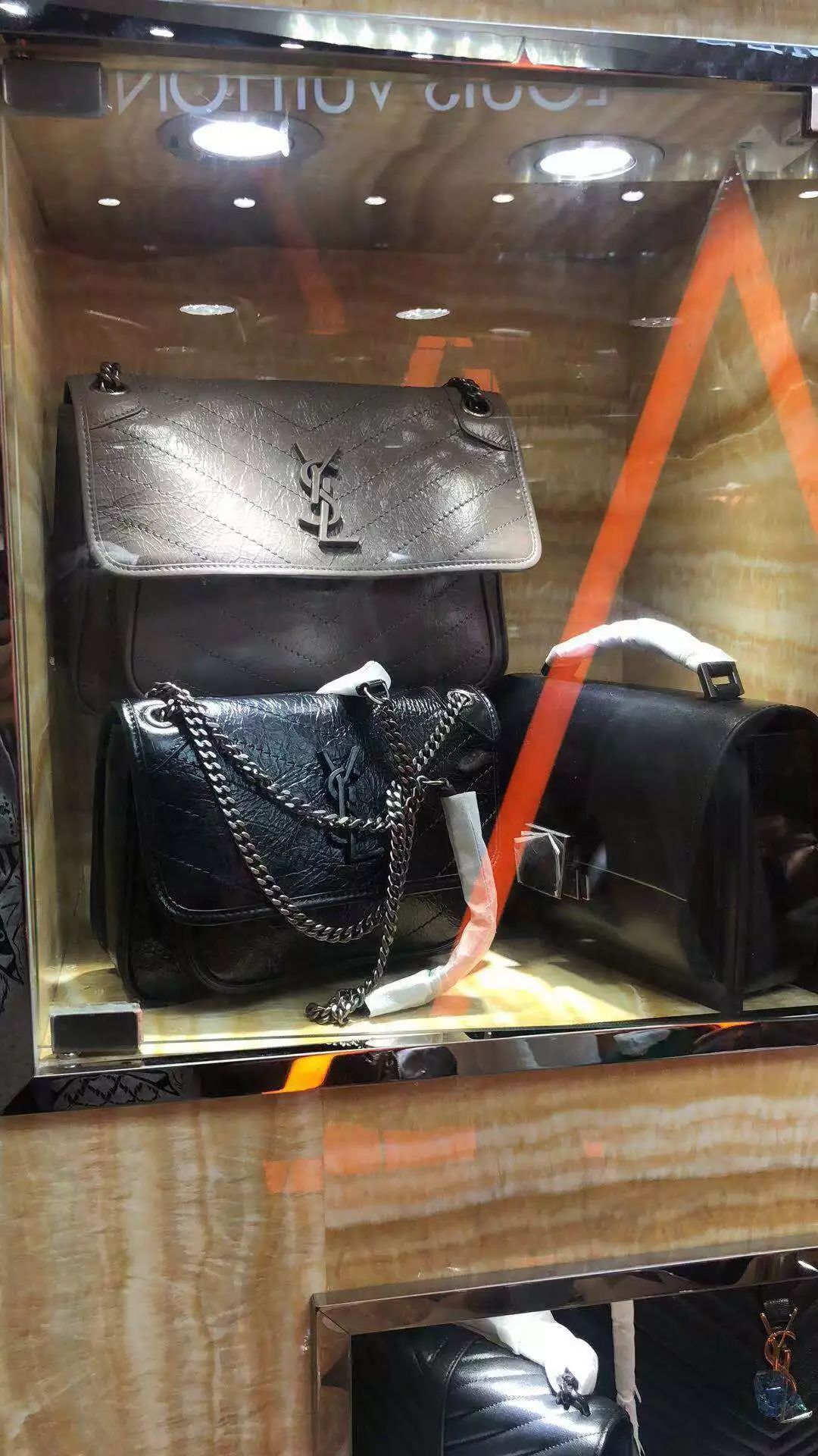 在广州的破旧小区里,一只爱马仕birkin只要5000元