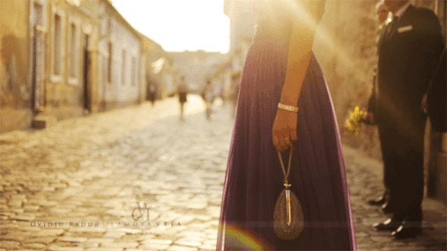 背上插满了flag表情包,背上挎的包包