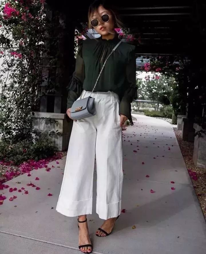 背上插满了flag表情包,背上挎的包包