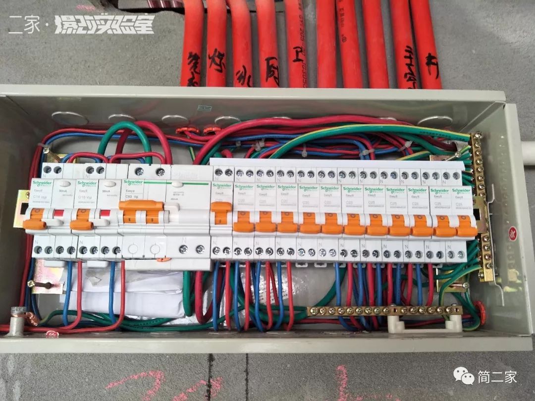 我们轰轰烈烈拆了10面墙，最后，在卧室吃上了烤翅……