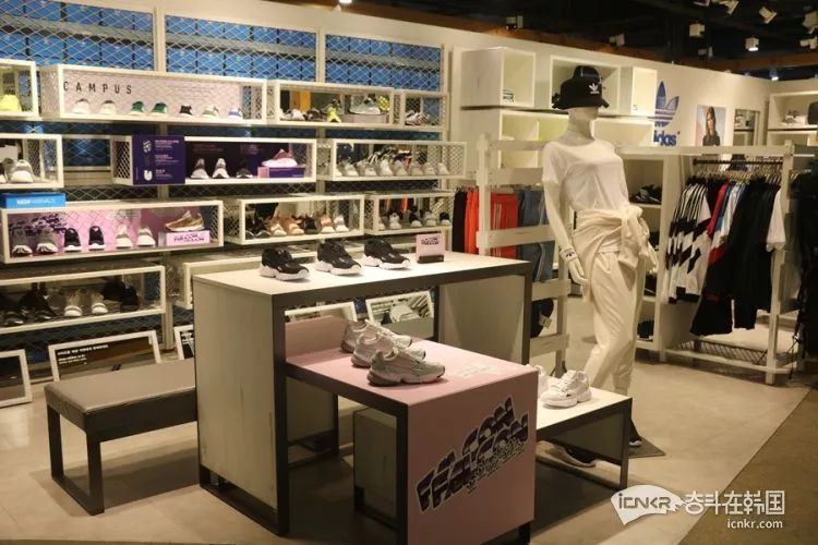 冬季黑色羽绒服高级配色,冬季好看的黑色羽绒服推荐