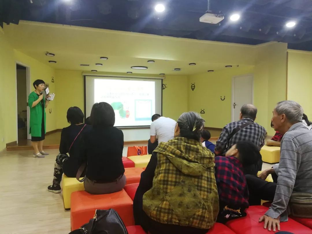 用绘本，给孩子点一盏灯——蜂蜂故事会·志愿者培训系列活动