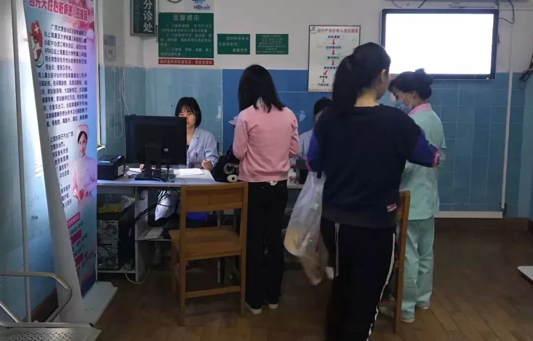 广西区妇幼被吐槽窗口低矮，孕妇要半蹲填表！院方回应：已整改