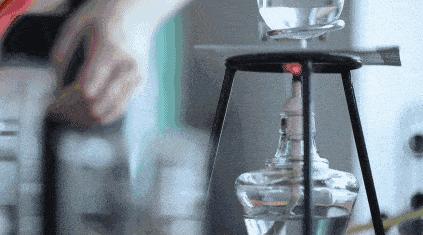 给跪了！在办公室用公司饮水机煮火锅，奇葩网红还用各种工具烹饪食物……这种脑洞大开要不得！