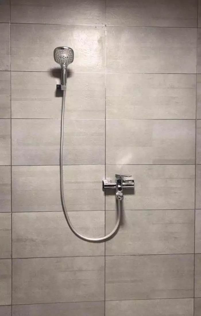 金色淋浴花洒和银色哪个好,淋浴门黑色花洒银色