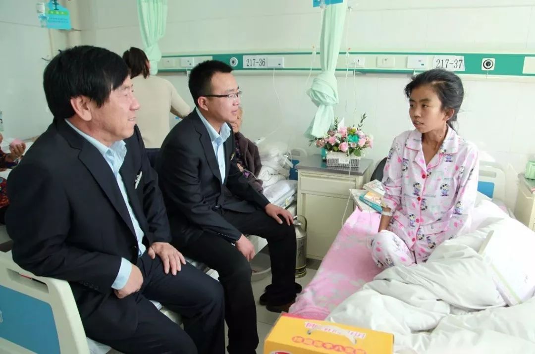 脱贫攻坚一场特殊的爱心捐赠,爱心捐赠暖人心促脱贫