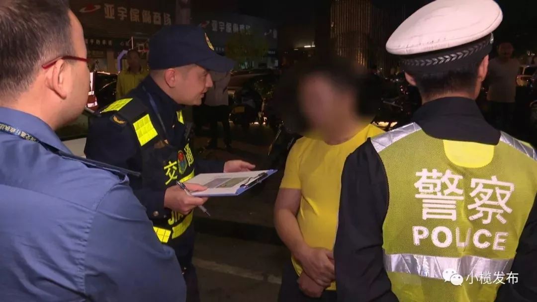 中山凌晨突击查到5辆假“的士”！连灯箱标志都一样！意图……