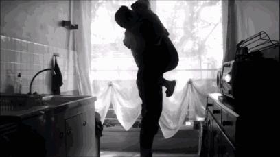 风靡泰国，男女必备的打啵神器，这支润唇膏涂一次等于敷10次唇膜