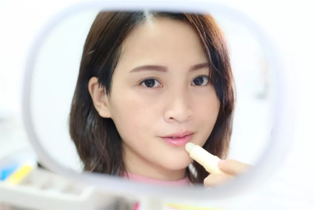 让双唇感受自然的轻抚-每人的兜里都有一位护士女孩