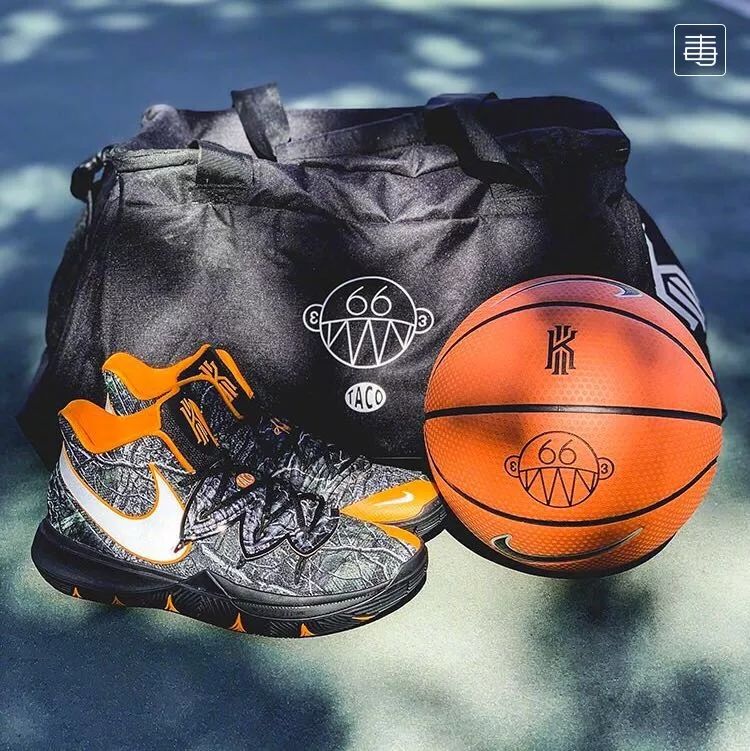 想在街头吸睛没有一双潮鞋怎么行,晒鞋子怎么拍照好看